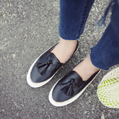 Κομψά γυναικεία δερμάτινα μοκασίνια με μαύρες και άσπρες φούντες