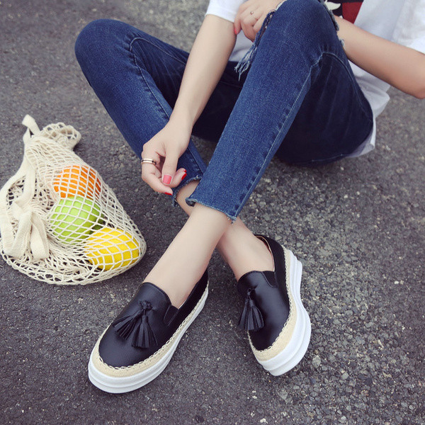 Κομψά γυναικεία δερμάτινα μοκασίνια με μαύρες και άσπρες φούντες