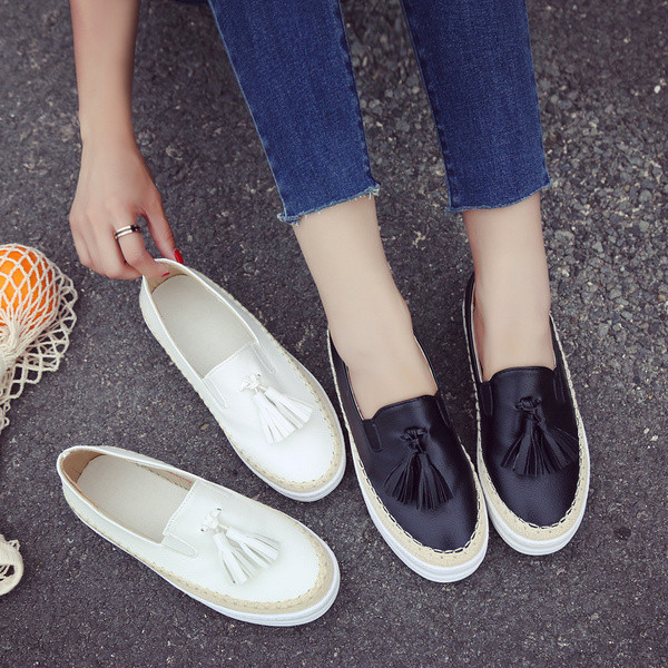 Κομψά γυναικεία δερμάτινα μοκασίνια με μαύρες και άσπρες φούντες