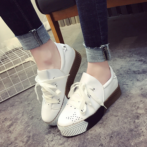 Πολύ κομψά γυναικεία αθλητικά παπούτσια σε λευκό χρώμα με ψηλή και έγχρωμη σόλα