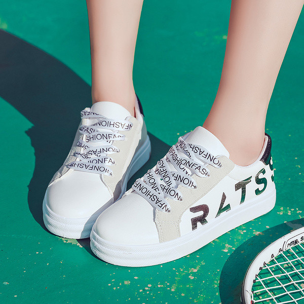 Παπούτσια γυναικεία  με επιγραφές σε τρία χρώματα κατάλληλα για  τη καθημερινή ζωή