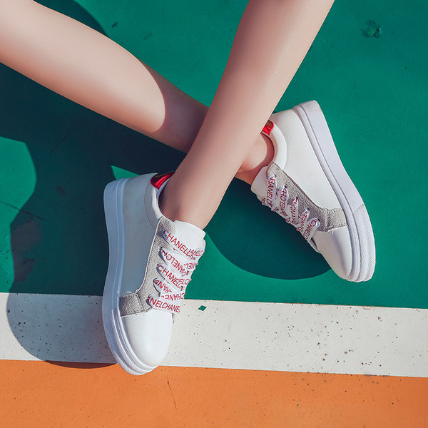 Παπούτσια γυναικεία  με επιγραφές σε τρία χρώματα κατάλληλα για  τη καθημερινή ζωή