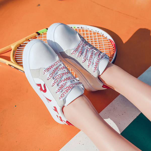 Παπούτσια γυναικεία  με επιγραφές σε τρία χρώματα κατάλληλα για  τη καθημερινή ζωή