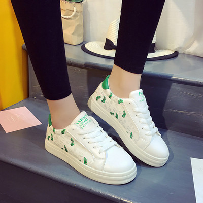 Γυναικεία πάνινα παπούτσια σε λευκό χρώμα με κεντήματα σε τρία σχέδια