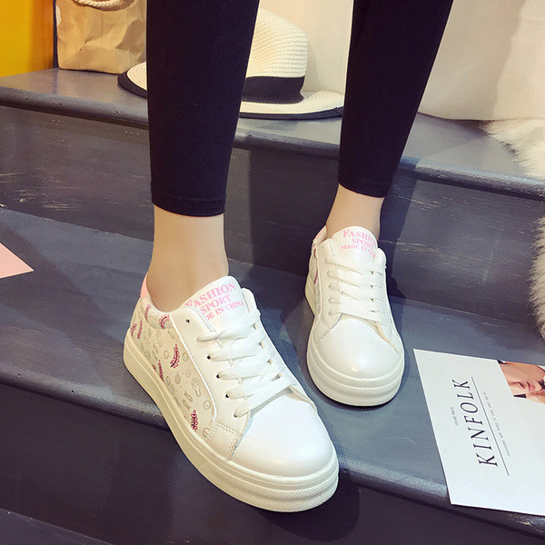 Γυναικεία πάνινα παπούτσια σε λευκό χρώμα με κεντήματα σε τρία σχέδια