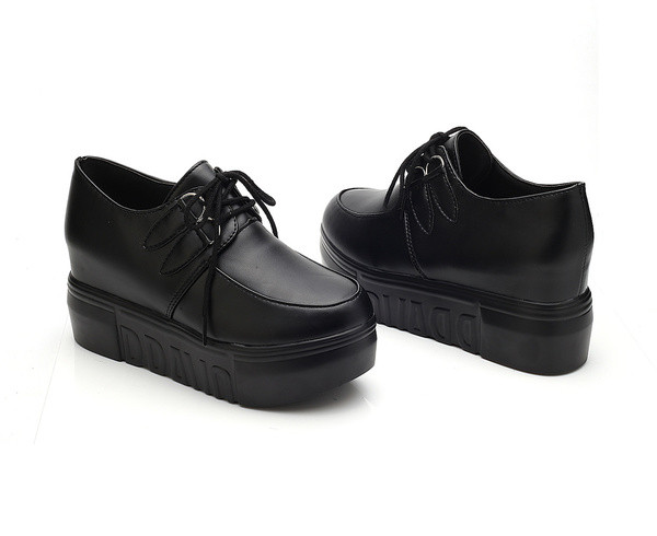 Ретро дамски обувки в два цвята с удобна подметка