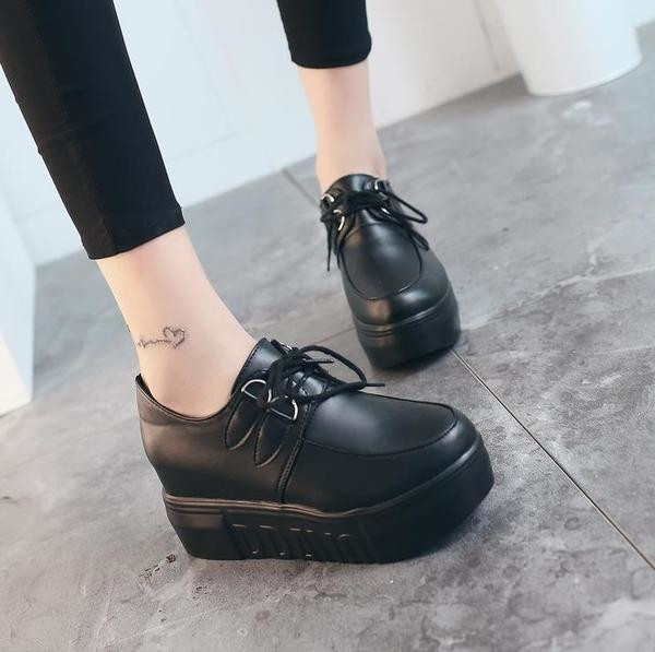 Ретро дамски обувки в два цвята с удобна подметка