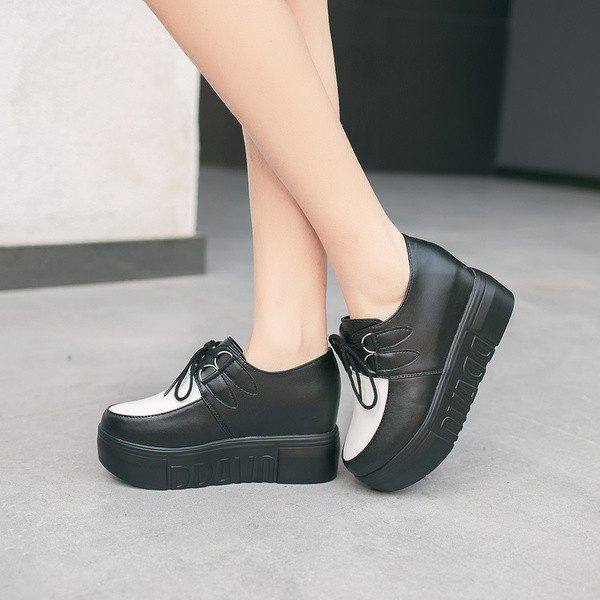 Ретро дамски обувки в два цвята с удобна подметка