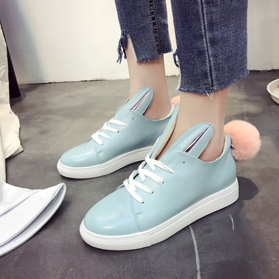 Γυναικεία πάνινα παπούτσια με ενδιαφέροντα αυτιά και βελούδινη μπάλα