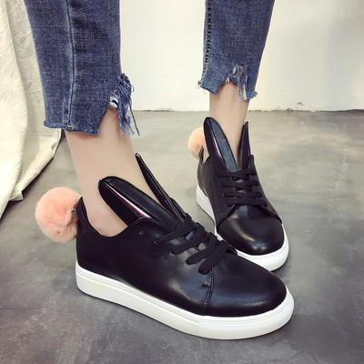 Γυναικεία πάνινα παπούτσια με ενδιαφέροντα αυτιά και βελούδινη μπάλα