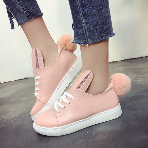 Γυναικεία πάνινα παπούτσια με ενδιαφέροντα αυτιά και βελούδινη μπάλα