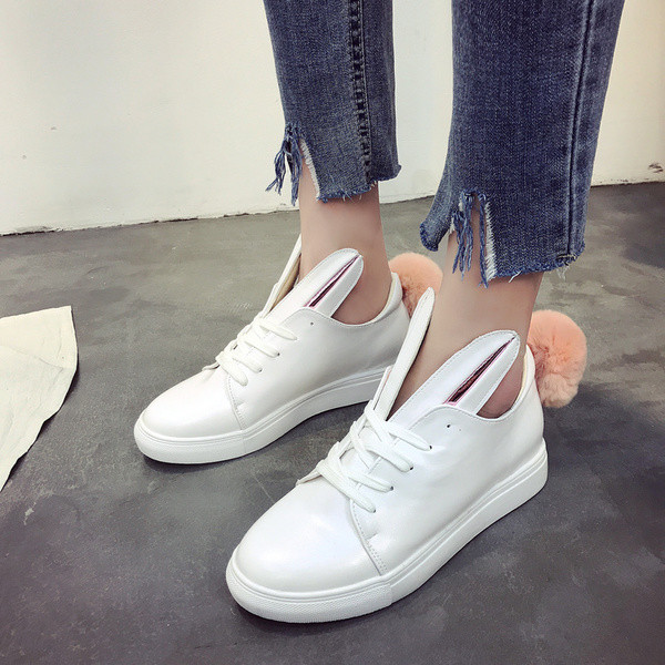 Γυναικεία πάνινα παπούτσια με ενδιαφέροντα αυτιά και βελούδινη μπάλα