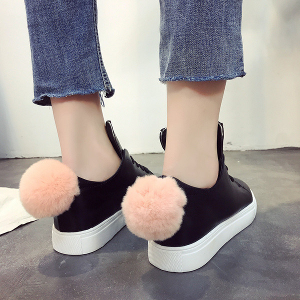 Γυναικεία πάνινα παπούτσια με ενδιαφέροντα αυτιά και βελούδινη μπάλα