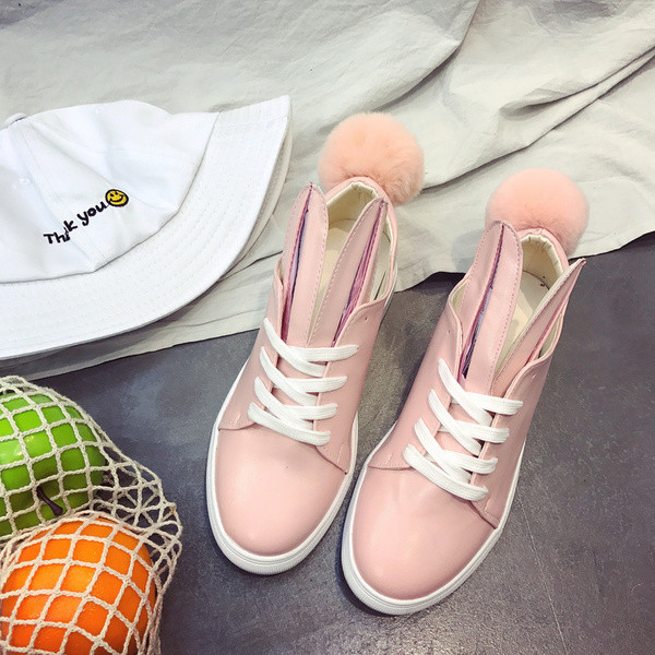 Γυναικεία πάνινα παπούτσια με ενδιαφέροντα αυτιά και βελούδινη μπάλα