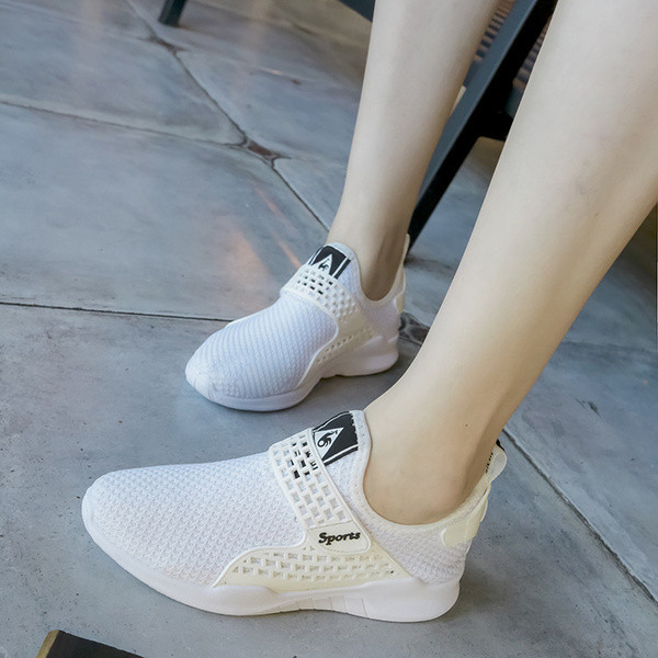 Αθλητικά κομψά γυναικεία  σπορ παπούτσια σε τρύπες και λουράκια βελκρό