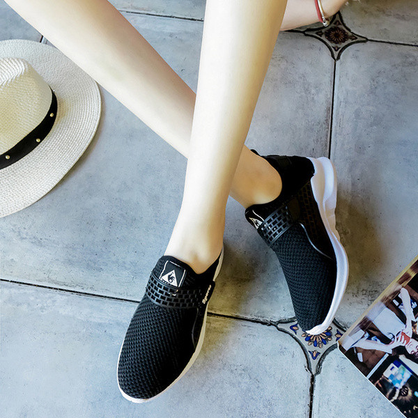 Αθλητικά κομψά γυναικεία  σπορ παπούτσια σε τρύπες και λουράκια βελκρό