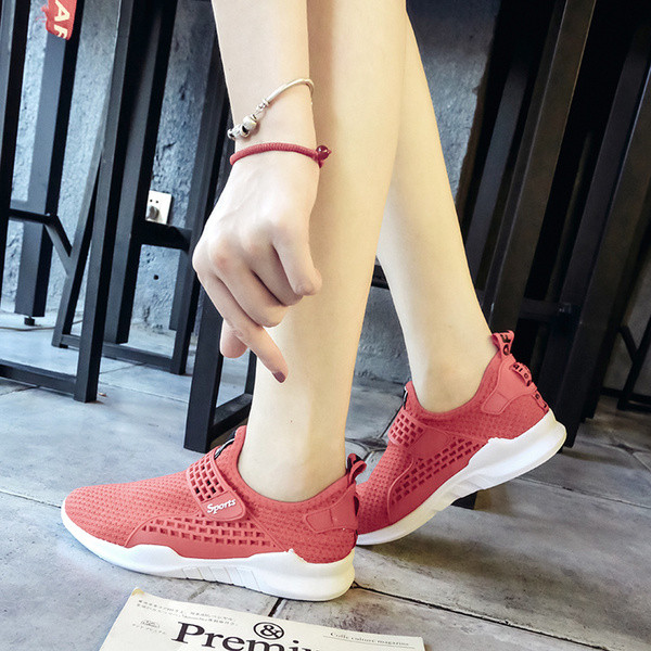 Αθλητικά κομψά γυναικεία  σπορ παπούτσια σε τρύπες και λουράκια βελκρό