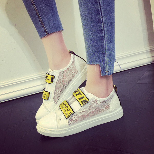 Дантелени дамски кецове в бял цвят с цветни лепенки