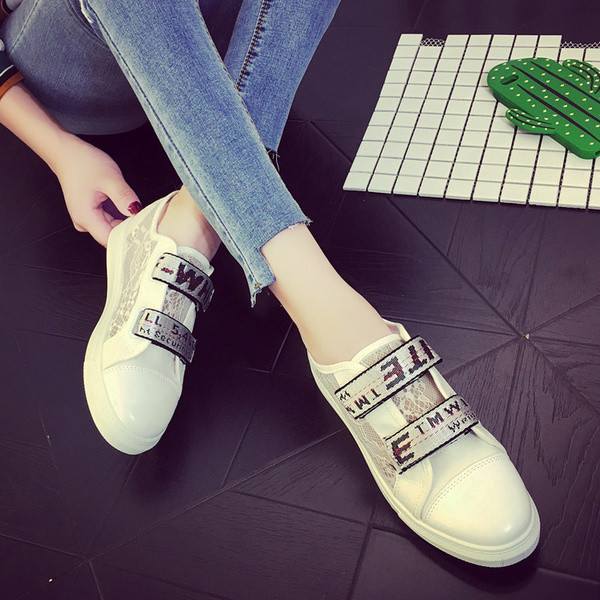 Дантелени дамски кецове в бял цвят с цветни лепенки