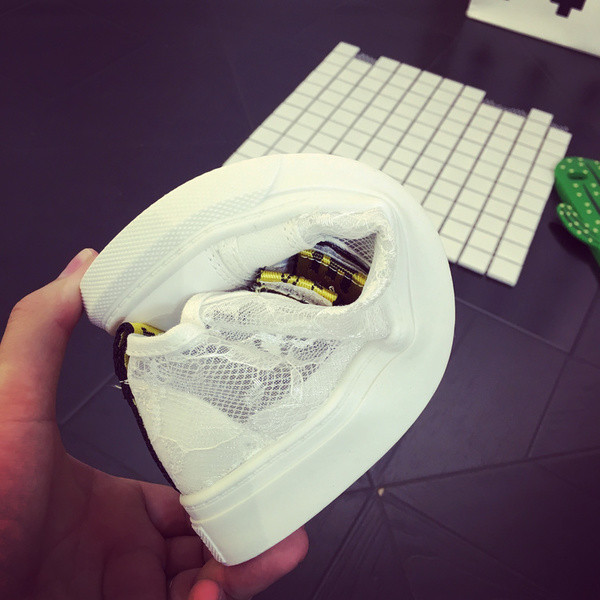 Дантелени дамски кецове в бял цвят с цветни лепенки