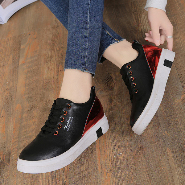 Κομψά γυναικεία πάνινα παπούτσια με ελαφριά πλατφόρμα σε δύο χρώματα