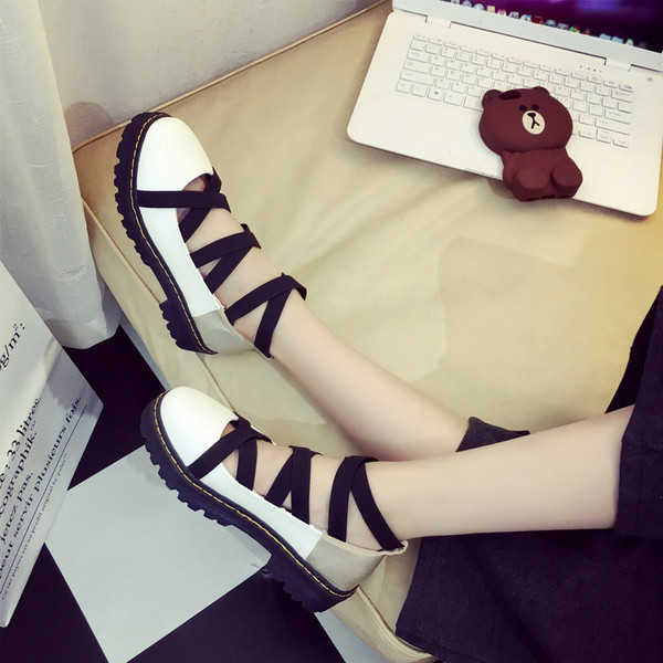 Ενδιαφέρουσες γυναικείες παπούτσια με σόλα και ιμάντες