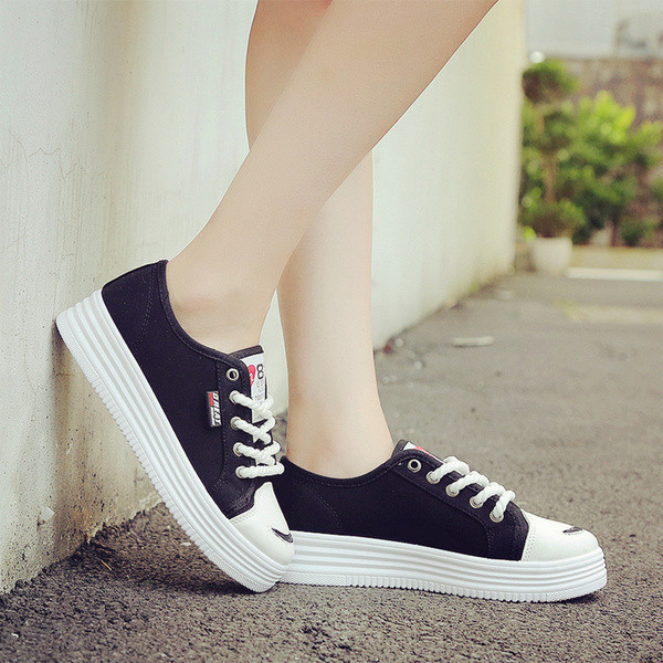 Αθλητικά  γυναικεία παπούτσιασε καθαρό μοτίβο σε άσπρο και μαύρο χρώμα