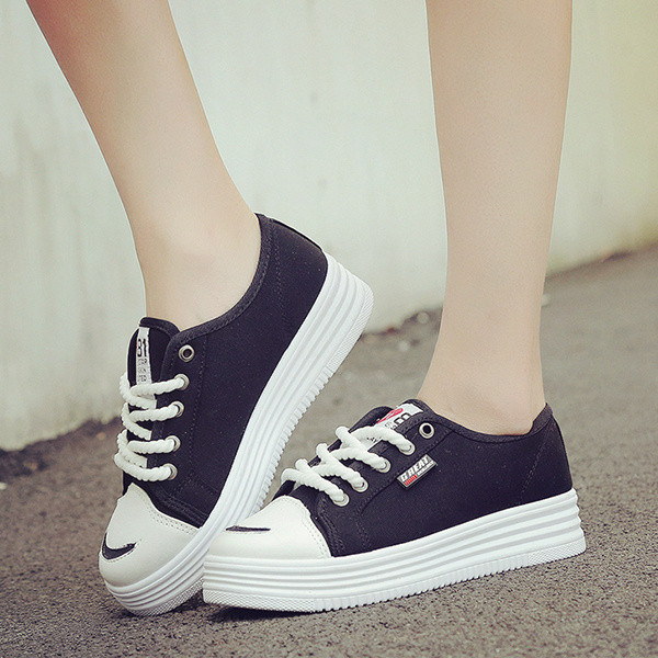 Αθλητικά  γυναικεία παπούτσιασε καθαρό μοτίβο σε άσπρο και μαύρο χρώμα