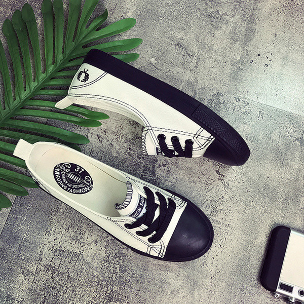 Γυναικεία μοκασίνια άνετα με ασπρόμαυρους δεσμούς