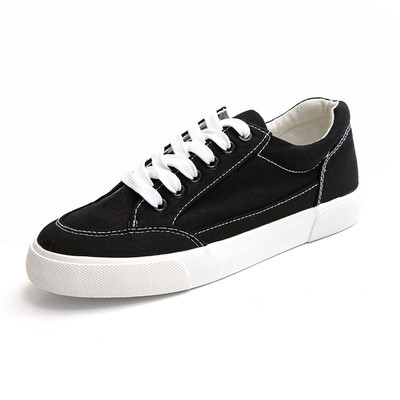 Γυναικεία αθλητικά παπούτσια σμε άσπρο και μαύρο χρώμα, σε καθαρό μοτίβο