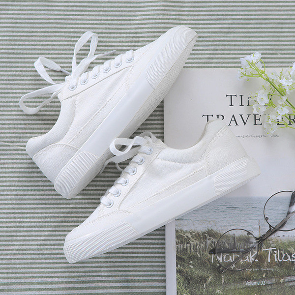 Γυναικεία αθλητικά παπούτσια σμε άσπρο και μαύρο χρώμα, σε καθαρό μοτίβο