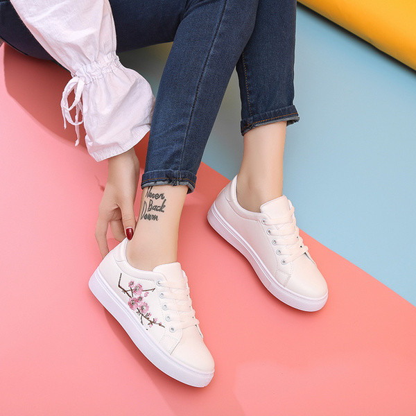 Дамски кецове, подходящи за ежедневие в три цвята с бродерия