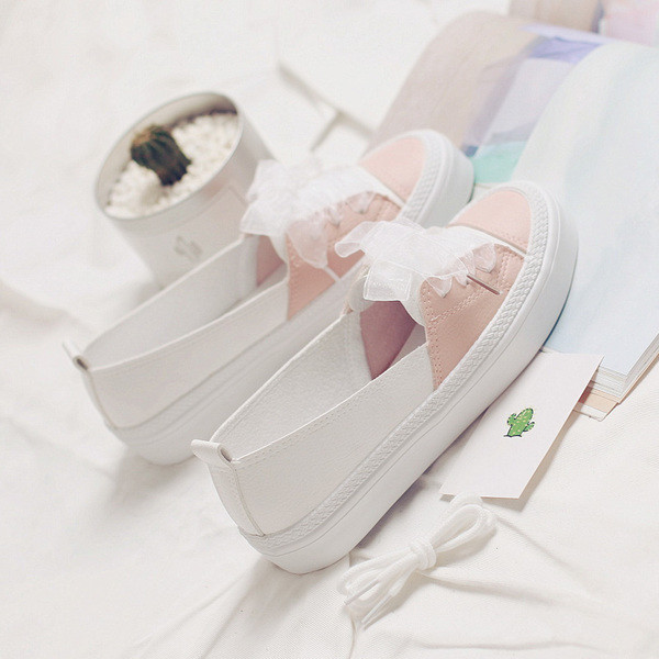 Γλυκά παιδικά μοκασίνια σε δύο χρώματα με κορδέλα