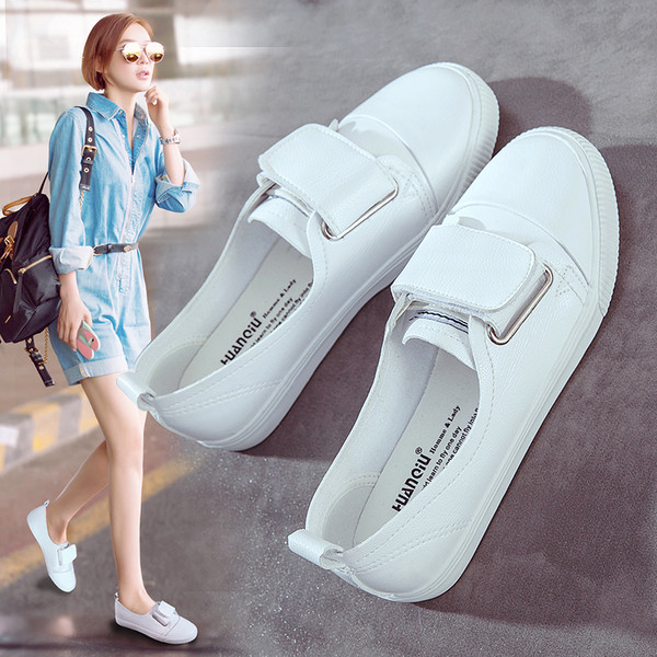 Αθλητικά κομψά γυναικεία μοκασίνια σε λευκό και μαύρό χρώματα