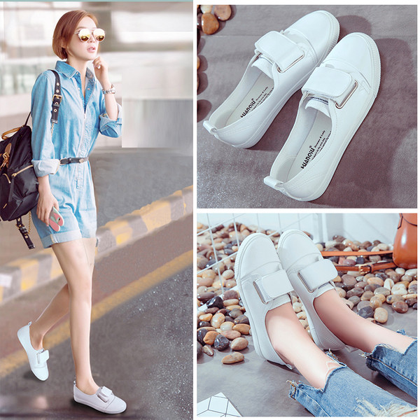 Αθλητικά κομψά γυναικεία μοκασίνια σε λευκό και μαύρό χρώματα