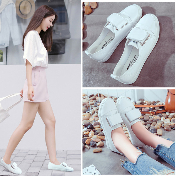 Αθλητικά κομψά γυναικεία μοκασίνια σε λευκό και μαύρό χρώματα