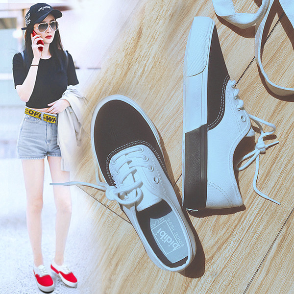 Κομψά γυναικεία  πάνινα παπούτσια σε δύο χρώματα κατάλληλα για τη καθημερινή ζωή