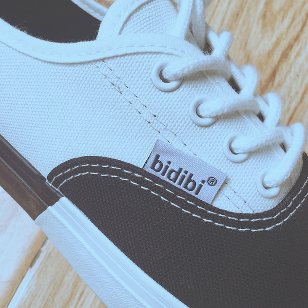 Κομψά γυναικεία  πάνινα παπούτσια σε δύο χρώματα κατάλληλα για τη καθημερινή ζωή