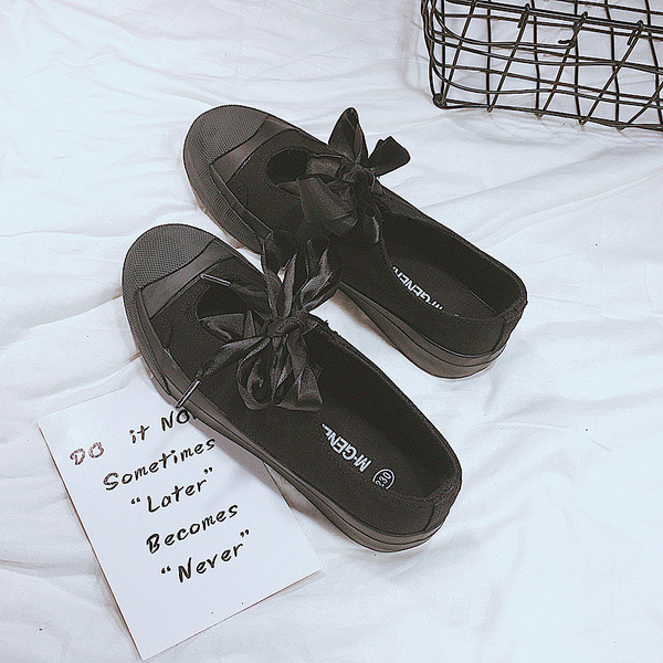 Γλυκά γυναικεία  μοκασίνια με κορδέλα σε μαύρο και άσπρο