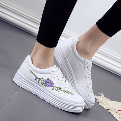 Γυναικεία παπούτσια σε λευκό και μαύρο χρώμα με κεντήματα και άνετα πέλματα