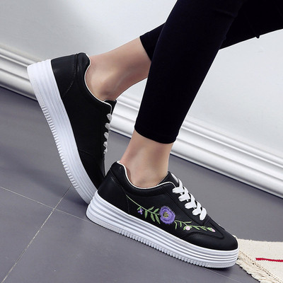 Γυναικεία παπούτσια σε λευκό και μαύρο χρώμα με κεντήματα και άνετα πέλματα