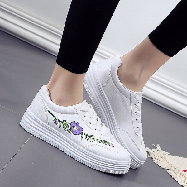 Γυναικεία παπούτσια σε λευκό και μαύρο χρώμα με κεντήματα και άνετα πέλματα