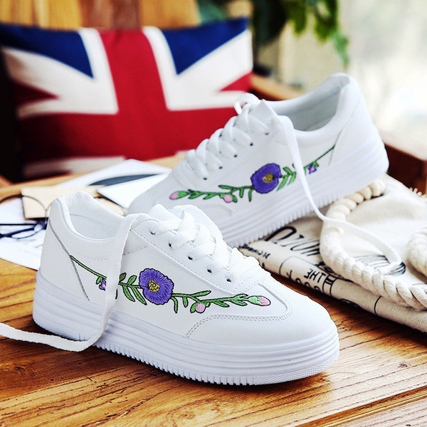 Γυναικεία παπούτσια σε λευκό και μαύρο χρώμα με κεντήματα και άνετα πέλματα