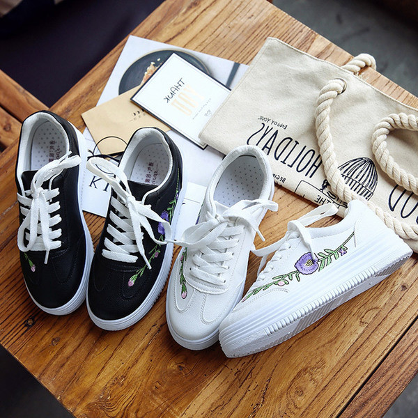 Γυναικεία παπούτσια σε λευκό και μαύρο χρώμα με κεντήματα και άνετα πέλματα