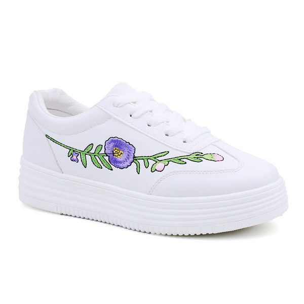 Γυναικεία παπούτσια σε λευκό και μαύρο χρώμα με κεντήματα και άνετα πέλματα