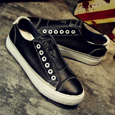 Γυναικεία πάνινα παπούτσια με λευκούς και μαύρους δεσμούς