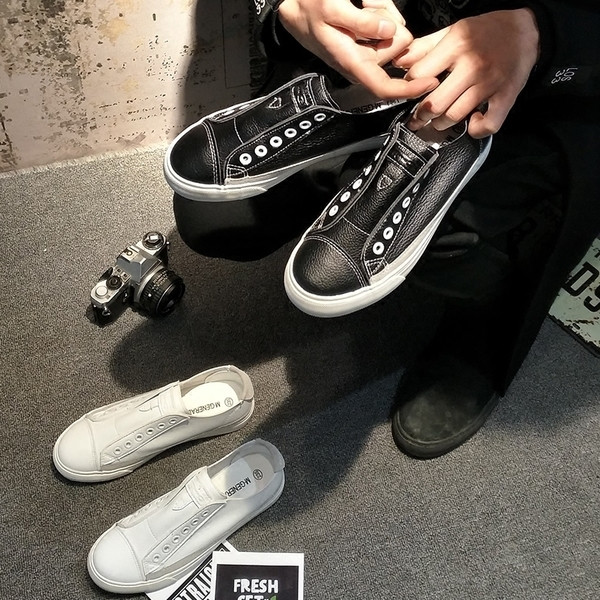 Γυναικεία πάνινα παπούτσια με λευκούς και μαύρους δεσμούς