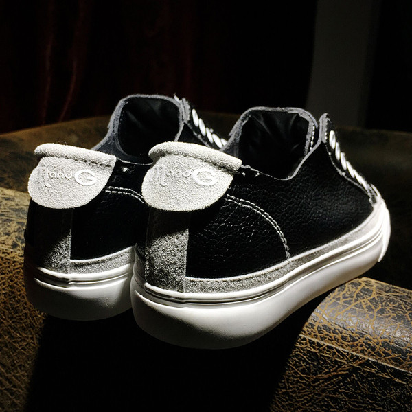 Γυναικεία πάνινα παπούτσια με λευκούς και μαύρους δεσμούς