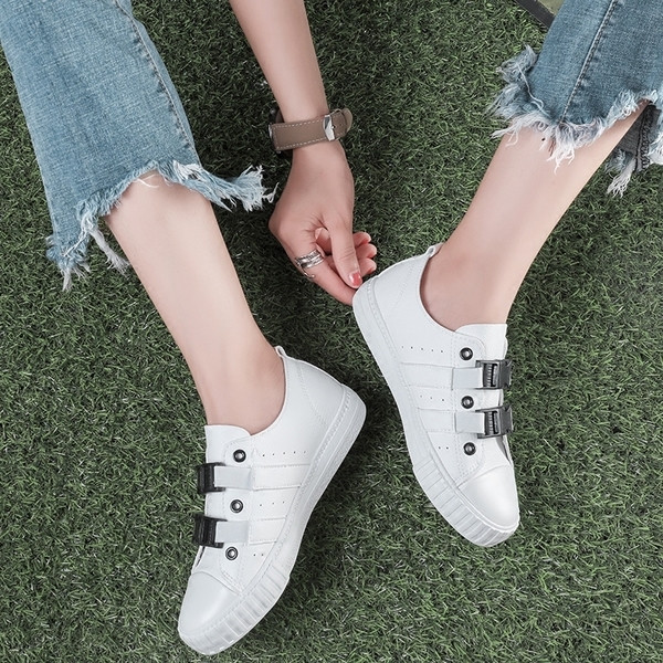 Όμορφα γυναικεία αθλητικά παπούτσια- λευκά και μαύρα