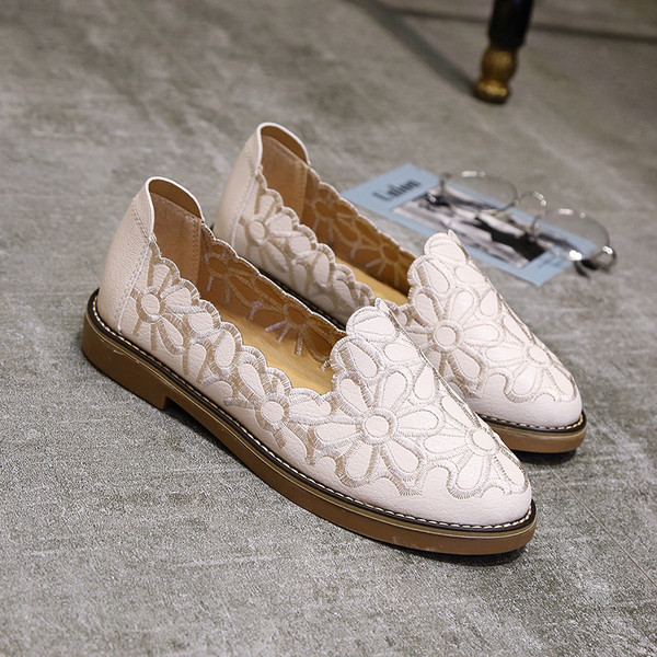 Γυναικεία μοκασίνια  με κεντήματα σε τρία χρώματα